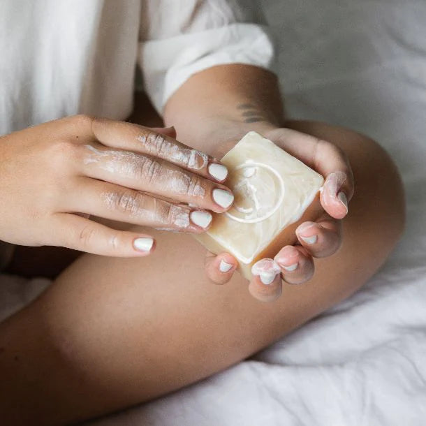 Onze biologische shampoo bars zijn namelijk vrij van sulfaten zoals SLS, SLES of SCS. 