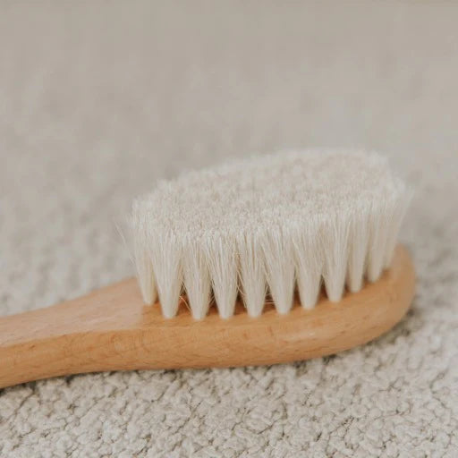 De Moonie facial dry brush is gemaakt van super zachte geitenharen. Hierdoor is de borstel geschikt voor je gezicht.
