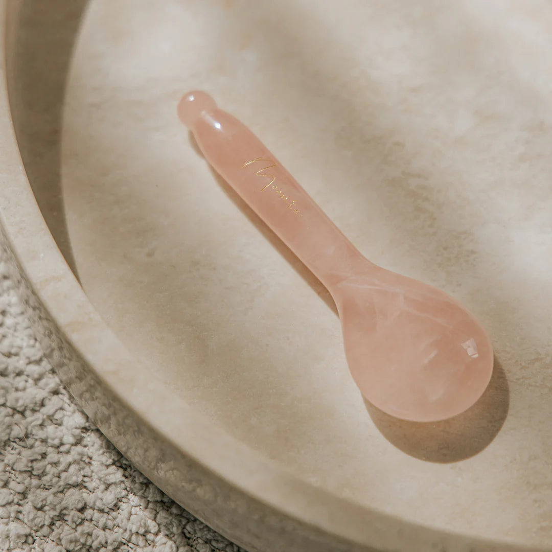 Een gezichtsmassage met de Gua Sha spoon vermindert spierspanning en lift en sculpt je gezicht. 