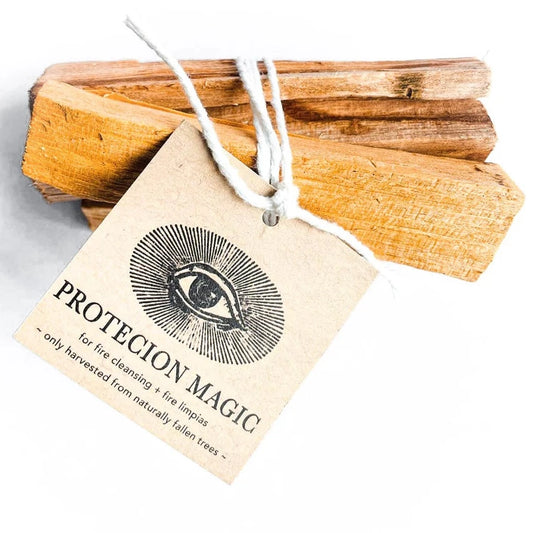 Palo Santo is een mystieke boom die groeit in de buurt van de kust van Zuid-Amerika en is verwant aan wierook, mirre en copal. In het Spaans vertaalt de naam zich naar 'Heilig Hout - Levensboom'. 