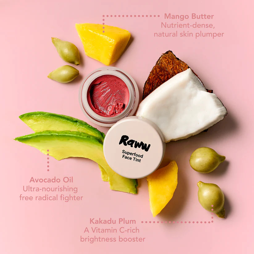 Het vitamine C-rijke kakadu plum helpt de vitaliteit van de huid te stimuleren, terwijl mangoboter, avocado-olie en kokosolie hydrateren en verhelderen.