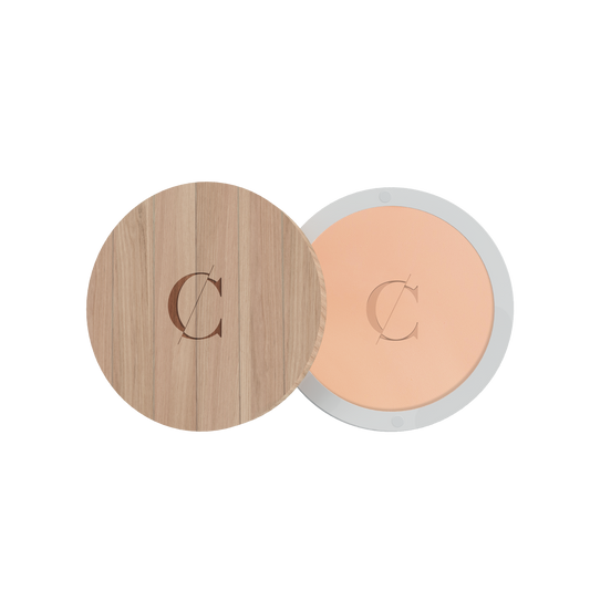 Deze natuurlijke gezichtspoeder van Couleur Caramel fixeert de teint van de huid, en deze biologische compactpowder maakt de huid mat en egaal.