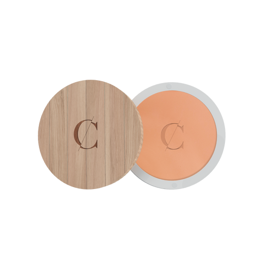 Deze natuurlijke gezichtspoeder van Couleur Caramel fixeert de teint van de huid, en deze biologische compactpowder maakt de huid mat en egaal. 