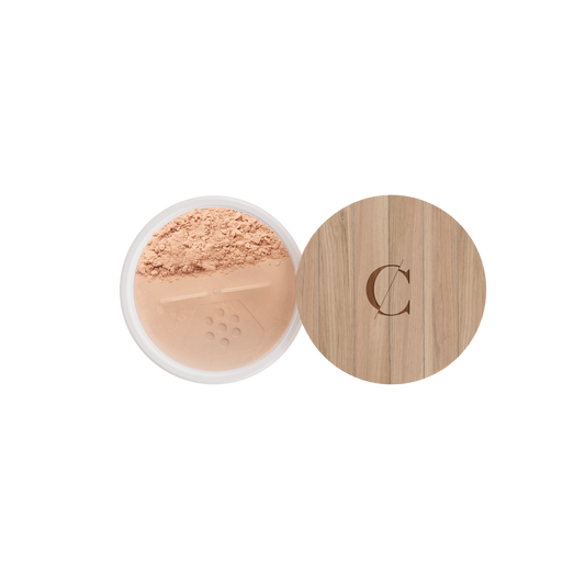 Couleur Caramel Silk powder een hoog gepigmenteerde, ultrafijne en ongelooflijk zachte textuur die gemakkelijk aan te brengen en te verwerken is. 